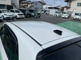 目立つキズ凹み等はありませんが、中古車という商品の特性ルーフには子キズや塗装しみがあります