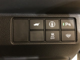パーキングセンサーや横滑りを防ぐVSA等のスイッチ類は運転席の右側、手の届きやすい位置にあります。