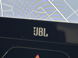 【JBLサウンドシステム】メーカーオプションの高品位サウンドシステムを搭載。専用のチューニングが施された大小様々なスピーカーから良質なサウンドが奏でられ、臨場感あふれる音響空間を演出します。