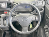 インテリアに合わせたデザインのステアリングは、運転される方のことも考え、運転しやすい形状、大きさです。是非一度、実際に触ってお確かめください。