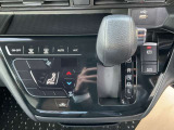 シフトレバーは操作しやすく、電動パーキングブレーキとの組み合わせでスムーズな走行と停車が可能です。