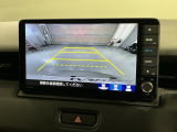 リバースギアに入れるだけで後方の表示へ切り替わります。夜間や雨の日の駐車も楽になりますよ。