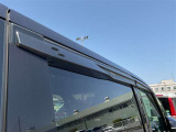 サイドバイザー付き