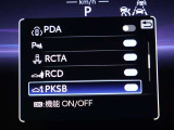 後退時、接近してくる車両はレーダー検知・歩行者はカメラ検知するとブザーでドライバーに注意喚起します。衝突の可能性がある場合は、被害軽減ブレーキ制御を行うことで接近車両や歩行者との衝突被害軽減を支援
