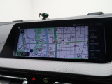 【純正ナビゲーション】BMWのナビゲーションは操作性も良く、詳細な地図情報と交通状況を見やすく表示し、快適なドライビングをサポートしながら目的地までナビゲートします。