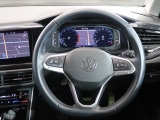 Volkswagen全車共通の上質な本革を使用した手触りのしっとりとしたステアリングです。唯一素肌が触れるハンドルは上位モデルと同じ握り心地になっております。