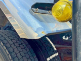 運転席側リヤフェンダー前方に少々歪み・割れがあります。