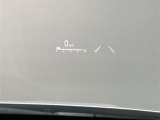 ヘッドアップディスプレイ搭載。運転中、前方から視線を落外す必要がなく、安全に運転ができる機能です。