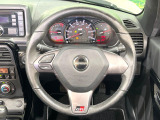 インテリアに合わせたデザインのステアリングは、運転される方のことも考え、運転しやすい形状、大きさです。是非一度、実際に触ってお確かめください。