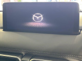 【10.25インチマツダコネクト】車内の雰囲気にマッチした大型ディスプレイ。スマホ接続でのナビ使用やBluetooth再生等、様々な機能が楽しめます。直感的なダイヤル操作が可能で、使い勝手も良好です。