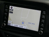 【8インチ純正ナビ】純正ナビを装備。タッチパネル式で使いやすく、詳細地図により目的地をピンポイントで設定できます。初めての道でも迷いにくく、ロングドライブも快適ですよ♪