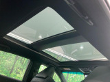 【ガラスルーフ】ガラスルーフ搭載で車内の解放感が一気にアップ!開放的なドライブをお楽しみいただけます。