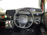 運転席まわりです。 各操作スイッチは使いやすい位置に配置されてます。