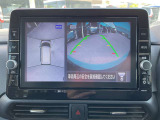 【アラウンドビューモニター】周囲を見渡せる映像で、スムースな駐車をサポートします