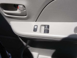 運転席側のドア内側です。パワーウィンドーのスウィッチがコンパクトにまとまっています。ボトルホルダーも付いています。