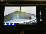 リバースギアに入れるだけで後方の表示へ切り替わります。夜間や雨の日の駐車も楽になりますよ。
