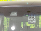 【ホンダセンシング】走行中に前方の車両等を認識し、衝突しそうな時は警報とブレーキで衝突回避と被害軽減をアシスト。より安全にドライブをお楽しみいただけます。