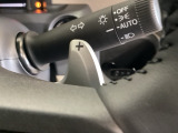 ステアリングの裏側、左右にパドルシフトがついています。右が+、左が-の操作でシフトチェンジを行い、エンジンブレーキなどのマニュアル操作ができます。