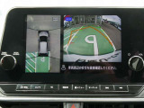 まるで空から見下ろしたかのような映像を映し出すアラウンドモニターだから、車庫入れもラクラクです!
