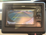 バック時目視しにくいクルマの周囲をカメラで映し出し、安全・安心駐車をサポート♪バックの苦手な方も後ろがハッキリ見えるので安心ですよ♪