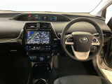運転席周りのレイアウトをご覧ください。ナビゲーションが綺麗に装着されスッキリ収まってますね!