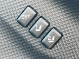 【メモリー機能付きパワーシート】ドライバーごとに設定したシート位置を記憶して、ボタン一つで切り替えできる便利な機能!運転する方が複数名いらっしゃるご家庭におすすめです♪