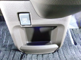 運転席からも助手席からも使いやすい位置に小物入れを配置しています。