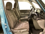 女性でも運転がしやすいように、シートの高さ調整機能(シートリフター)がついています。運転席と助手席の間が空いている為、助手席側への移動がスムーズです。交通量の多い道でも助手席側から乗り降りができます。