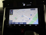 トヨタ純正ナビゲーションを装備しております。知らない処に行くのには、道順は勿論のこと、所要時間や渋滞情報はあると便利ですね。