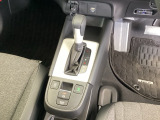 シンプルでとても使いやすいフロアシフトに、パーキングブレーキは電子制御パーキングブレーキです。