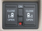 両側パワースライドドア付き!挟み込み防止機能でお子さまの乗り降りも安心です。さらに車内・車外のドアハンドルはもちろん、運転席スイッチやリモコンキーからも開閉できるので、大変便利な装備です!