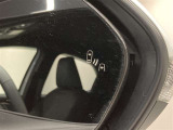 ブラインドスポットモニター(BSM)を装備しています。隣を走る車両が死角に入るとミラー内LEDインジケーターが点灯。さらに、ウィンカーを出すとインジケーターが光って点滅して注意を促してくれます。