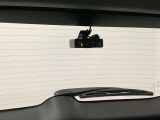 後方にもドライブレコーダーのカメラが付いています。前後両方でお車の周りを監視・記録いたします。