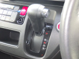インパネシフトだから視線の移動も少なく足元もスッキリ♪運転席もゆったりしているのでゆとりを持ってドライブできますね!