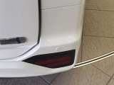 コーナーセンサーを車の前後に装備。障害物までの距離に応じて警告音を変えてお知らせ。縦列駐車時や駐車場・車庫などでの取り回しをサポートします。詳細は販売店スタッフまでおたずねください。