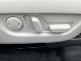 運転席は10Wayの電動シートになっています。ドライバーの体格に合わせたドライビングポジションを設定出来ます。また、2人分のポジションをメモリー出来るのでいつでも自分のポジションに戻せます♪