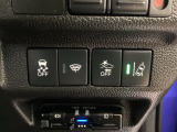 衝突の危険がある時に警告してくれる衝突軽減ブレーキ。車線を外れそうな時に警告し、ステアリング制御してくれる路外逸脱制御機能搭載!