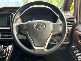 インテリアに合わせたデザインのステアリングは、運転される方のことも考え、運転しやすい形状、大きさです。是非一度、実際に触ってお確かめください。