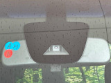 【エマージェンシーブレーキ】走行中に前方の車両等を認識し、衝突しそうな時は警報とブレーキで衝突回避と被害軽減をアシスト。より安全にドライブをお楽しみいただけます。