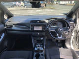 すっきりした運転席周りにはナビやエアコンの操作パネルを設置しておりますので、お一人での運転でもご安心できます。