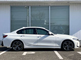 オリジナル・サービスもついたBMW自動車保険も取り扱っております。BMW自動車保険にご加入いただくと、万一のトラブルを24時間365日サポートするエマージェンシー・サービスの〈プレミアム〉をご利用いただけます。