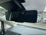 インテリジェントルームミラーは、車両後方のカメラ映像をミラー面に映し出すので、同乗者や積み荷などの車内状況や、天候などに影響されずいつでもクリアな後方視界が得られます。