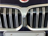 【キドニーグリル】BMWは約90年もの間、ほぼ全ての車両にひと目でBMWだと分かるこの特徴的なフロントグリルが備えられ、デザイン・アイコンとして親しまれてきました。