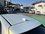 目立つキズ凹み等はありませんが、中古車という商品の特性ルーフには子キズや塗装しみがあります