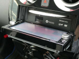 ディスプレイを開けるとディスクスロットやSDカードのスロットがあります。