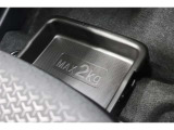 運転時の靴などを収納するときに便利な助手席シート下の収納スペースです。