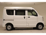 スライドドアは、通常のドアに比べて、車のボディに平行に開閉するので、開けてもスペースをとりません!狭いスペースでも乗り降り楽々です!