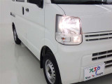 明るいライトが夜道を明るく照らしてくれます。 運転する上で、道路状況をいかに早く認識できるか重要なポイントです。 白色光が暗い道も明るく照らしてくれますよ。