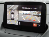360度ビューカメラを搭載。4方の小型カメラの映像を処理し、車両真上からの映像に変換しています。
