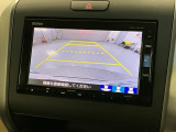 リバースギアに入れるだけで後方の表示へ切り替わります。夜間や雨の日の駐車も楽になりますよ。